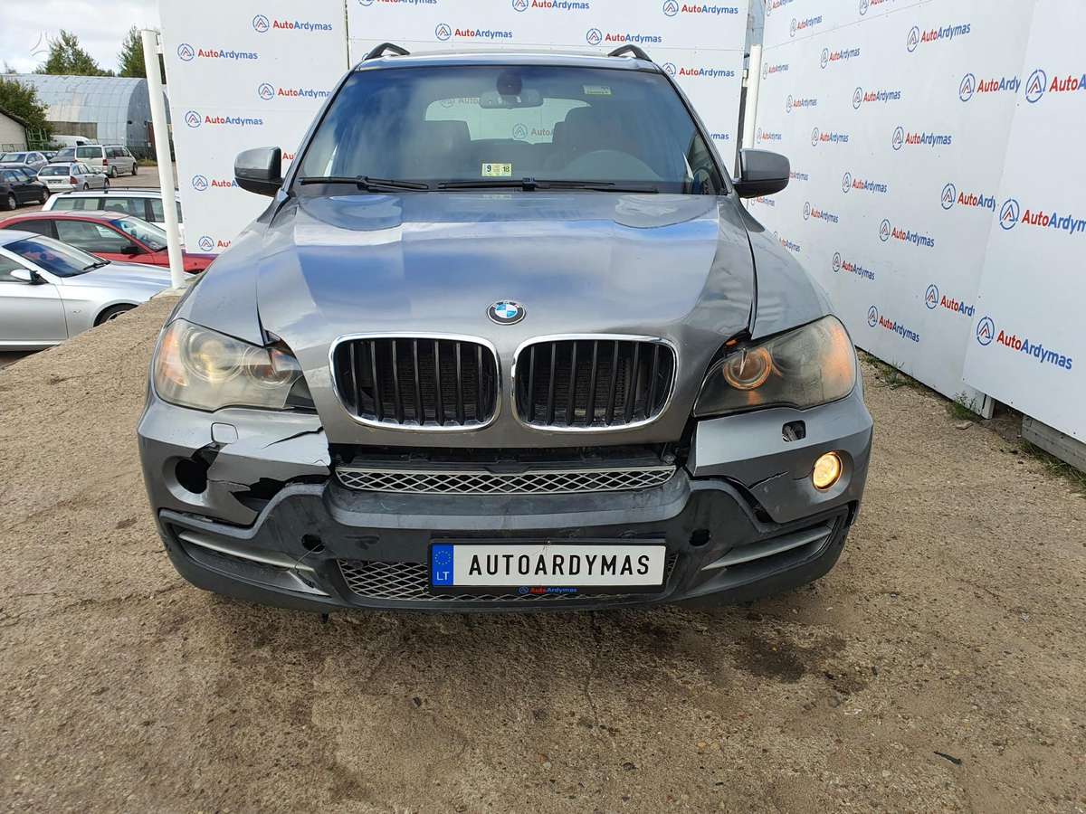 BMW X5 dalimis Bmw x5 e70 4 8i 2008m 261kw dalimis pradėtas ardyti