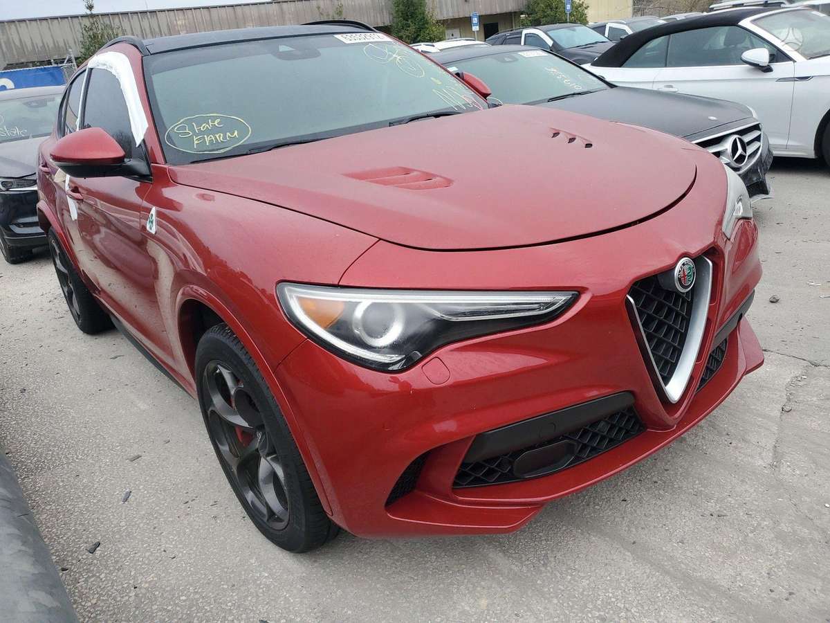 Alfa Romeo Stelvio Quadrifoglio Priekio Nera Pilnos Durys Vaziuokle