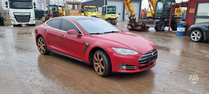 Tesla Model S, Седан