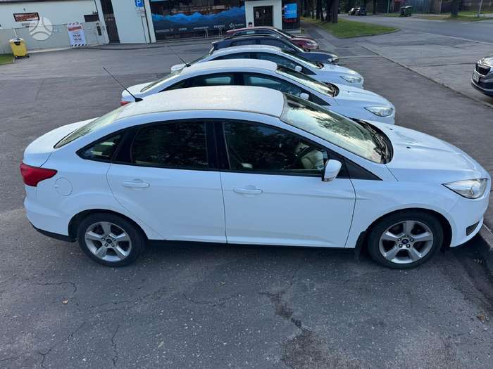 Ford Focus, Седан