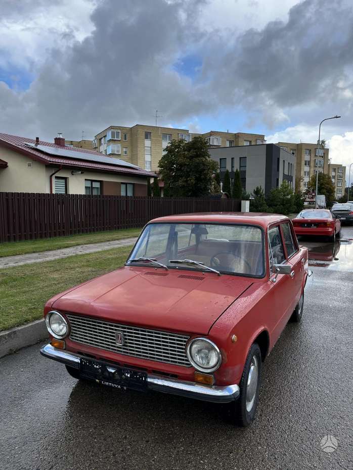 Lada 21011, saloon / sedan