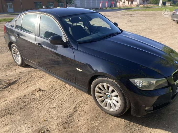 BMW 318, Седан