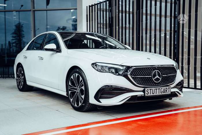 Mercedes-Benz E220, Седан