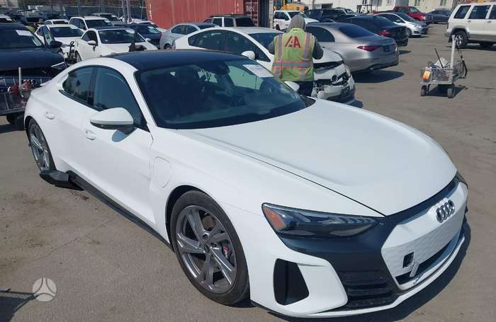 Audi e-tron GT, Седан