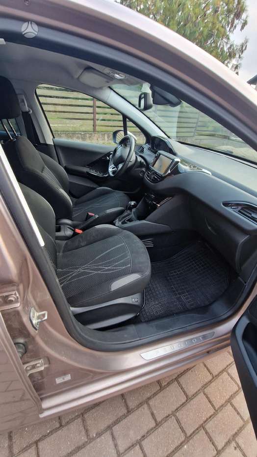 Peugeot 208, 1.2 l., hatchback