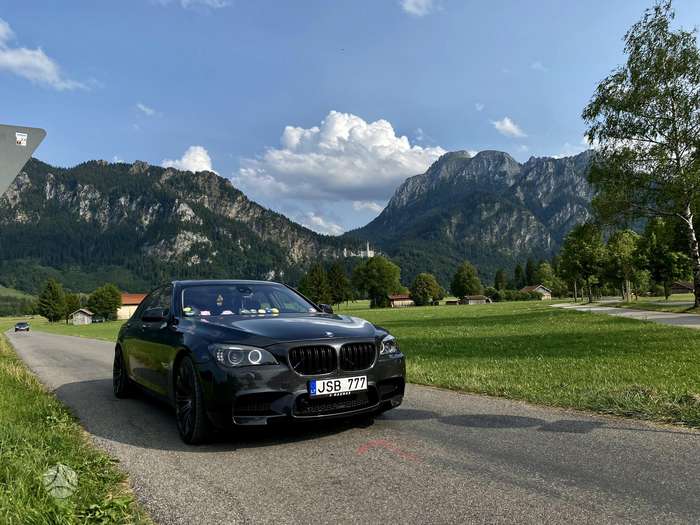 BMW 730, Седан