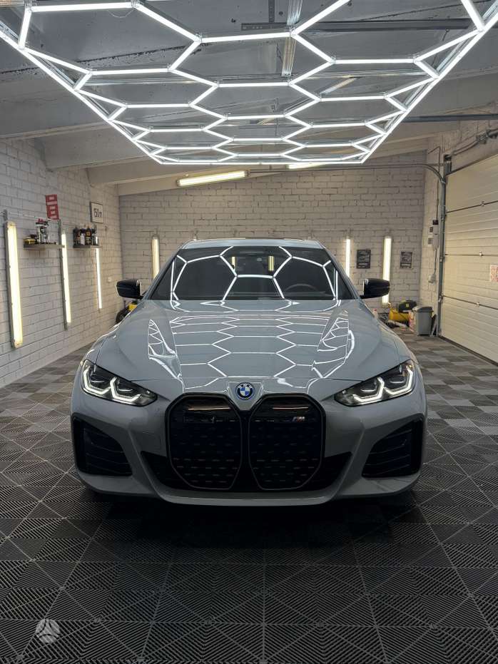 BMW i4, sedanas