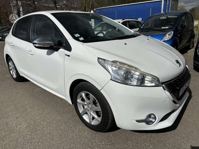 Peugeot 208, 1.2 l., hatchback