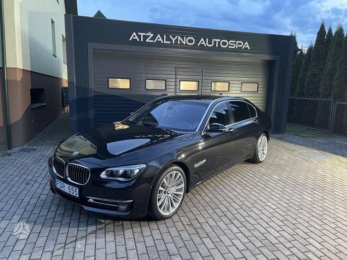 BMW 750, Седан