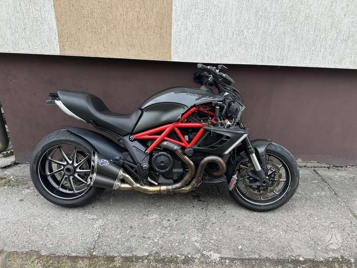 Ducati Diavel 1200cc, street / classic
