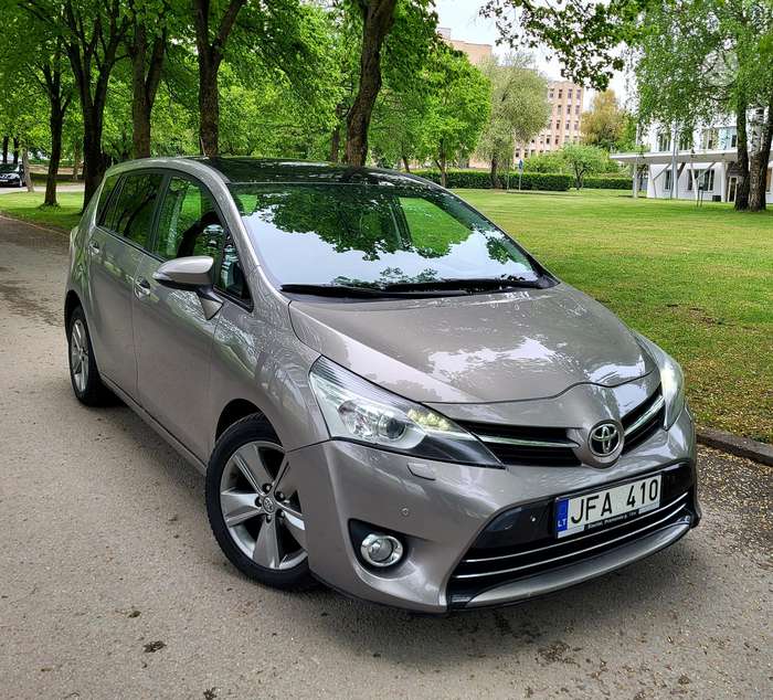 Toyota Verso, 2.2 l., Хэтчбек