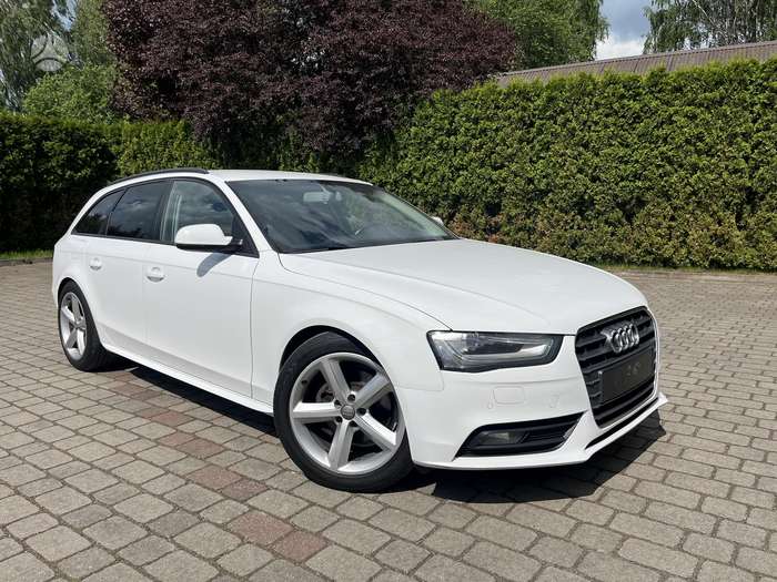 Audi A4, universalas