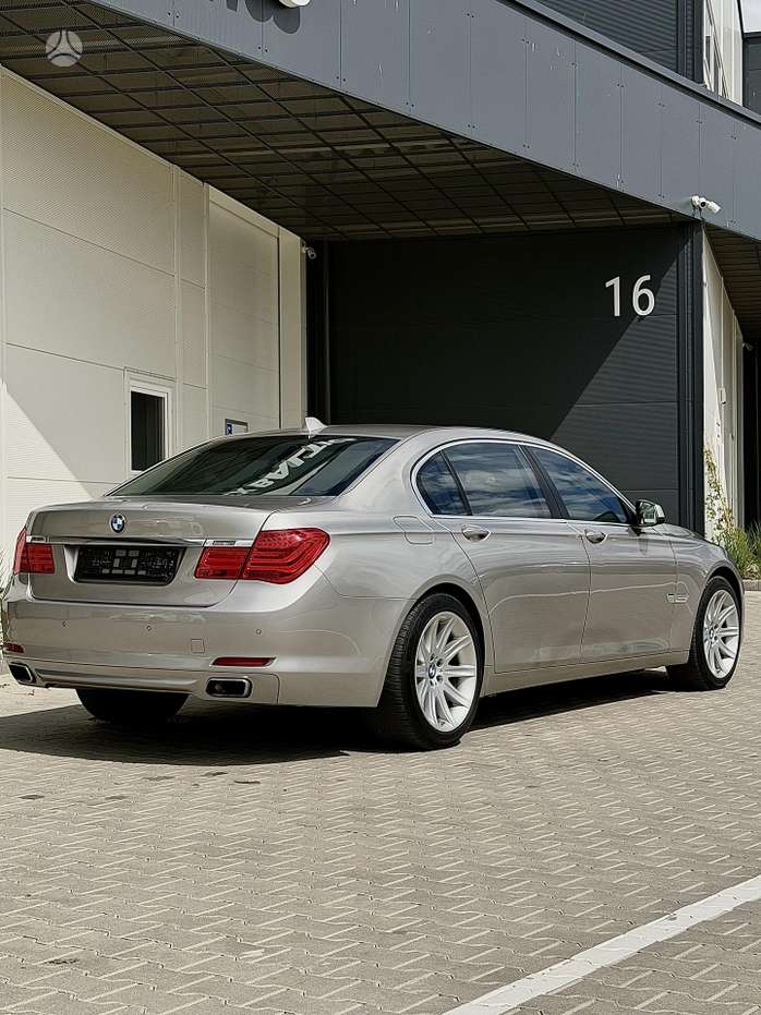 BMW 750, 4.4 l., Седан