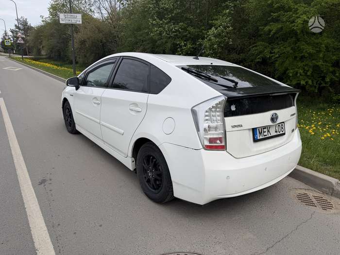 Toyota Prius, Седан