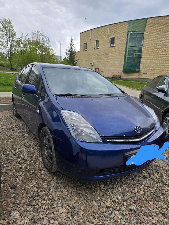 Toyota Prius, Седан