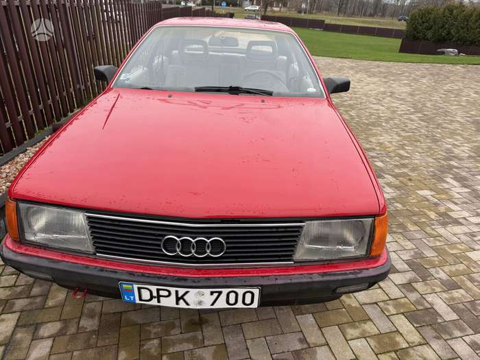 Audi 100, Седан