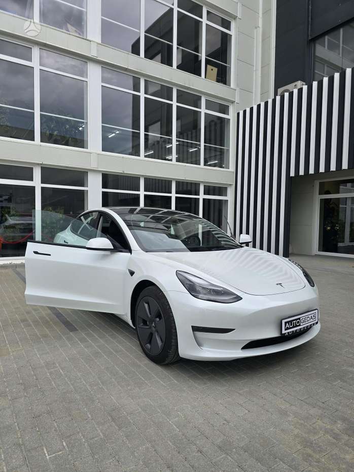 Tesla Model 3, Седан
