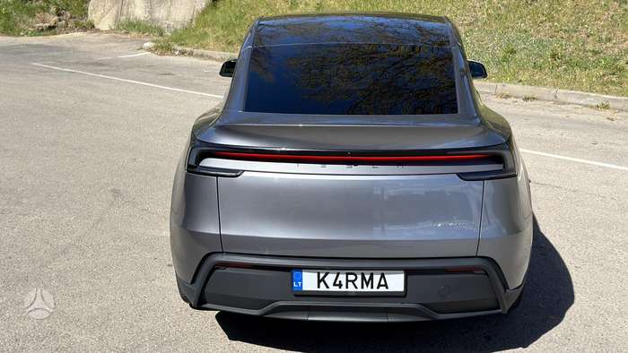Tesla Model Y, 82 kWh, hatchback