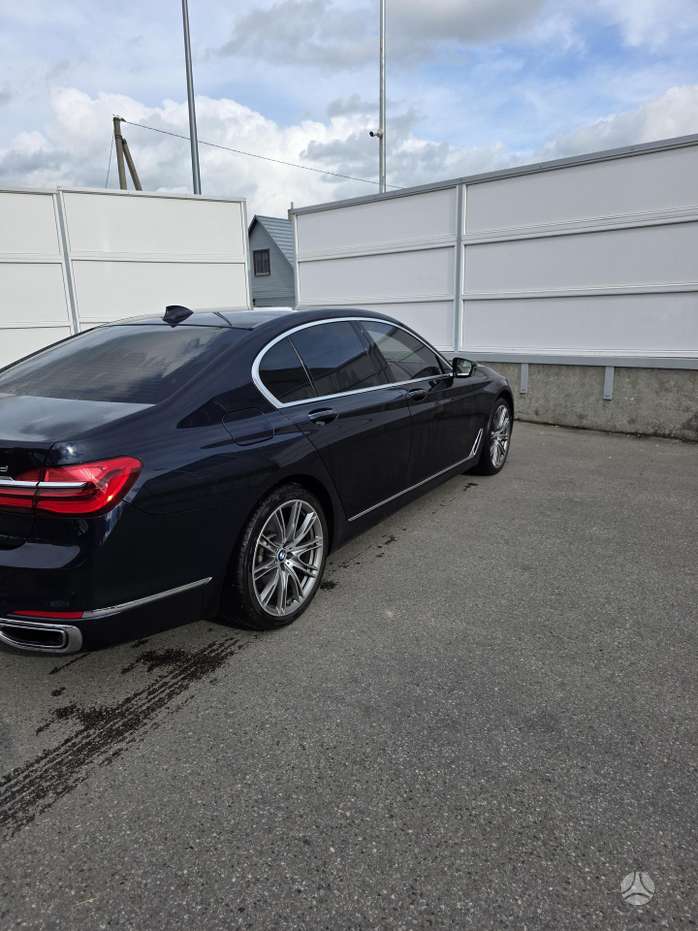 BMW 740, Седан