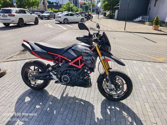 Aprilia Dorsoduro 900cc, supermoto