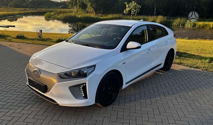 Hyundai IONIQ, Седан