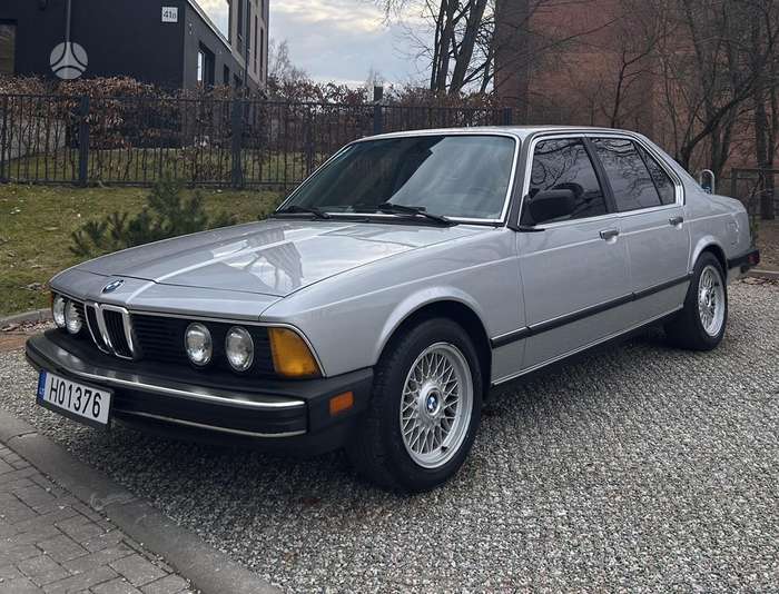 BMW 735, Седан
