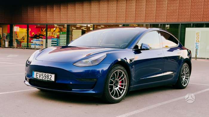 Tesla Model 3, Седан