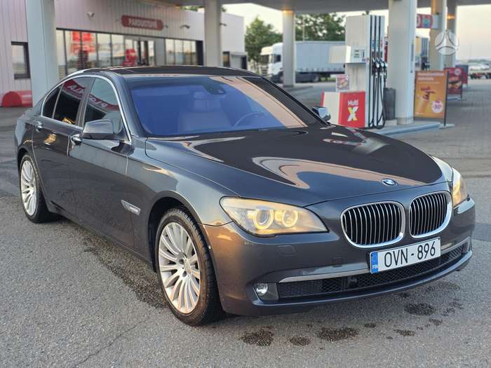 BMW 750, 4.4 l., Седан