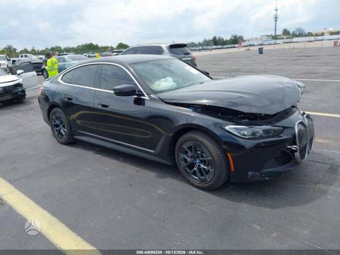 BMW i4, Седан