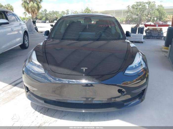 Tesla Model 3, Седан
