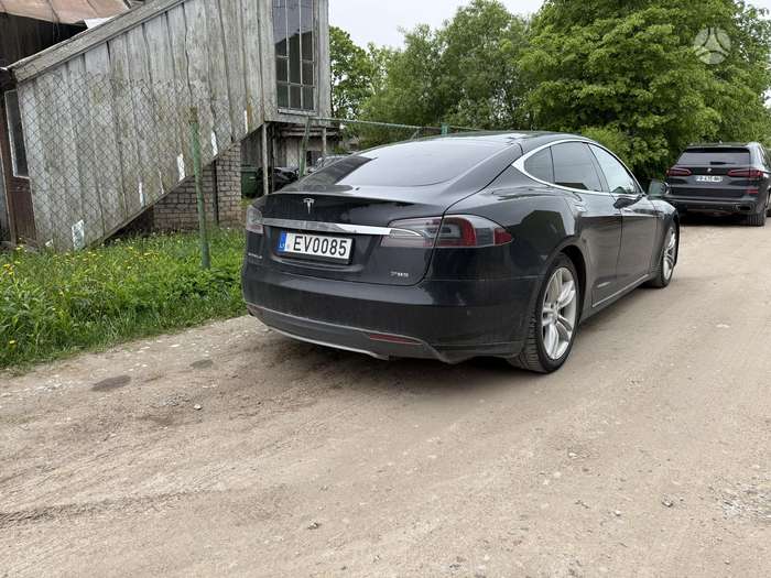 Tesla Model S, Седан