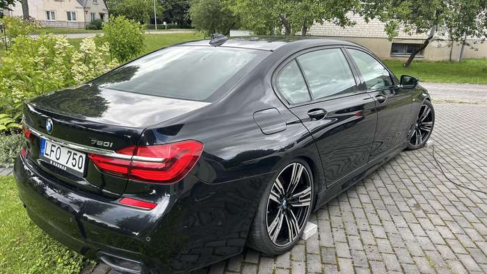 BMW 750, 4.4 l., Седан