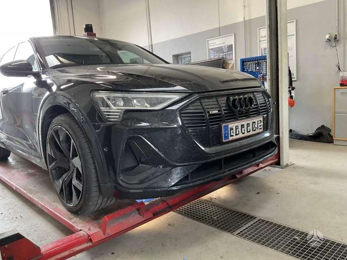 Audi e-tron, 95 kWh, off-road / crossover