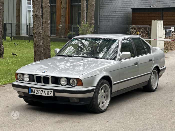 BMW 525, saloon / sedan