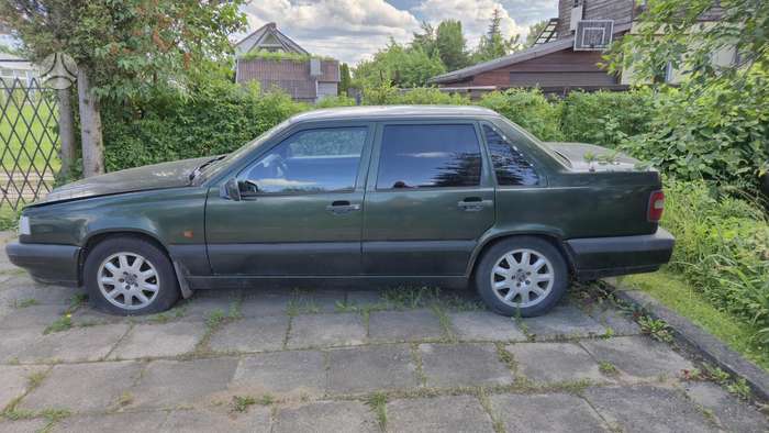 Volvo 850, Седан