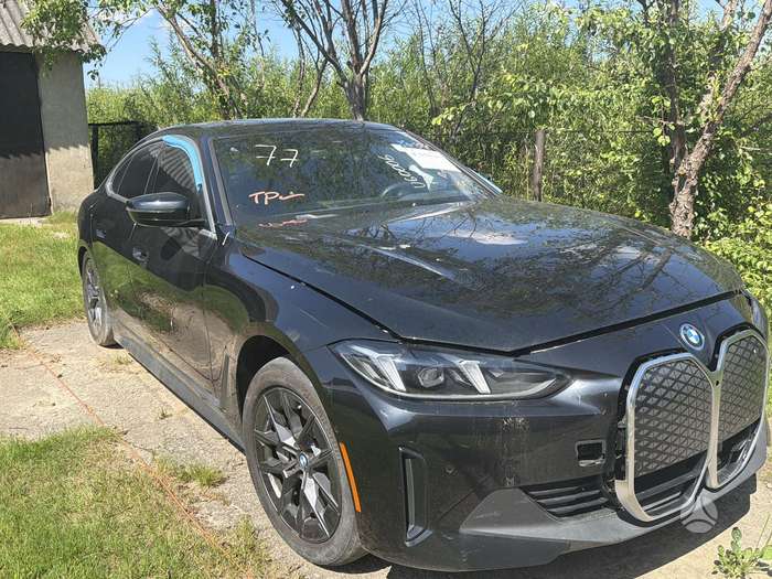 BMW i4, Седан
