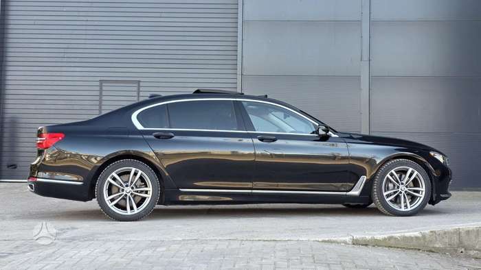 BMW 740, saloon / sedan