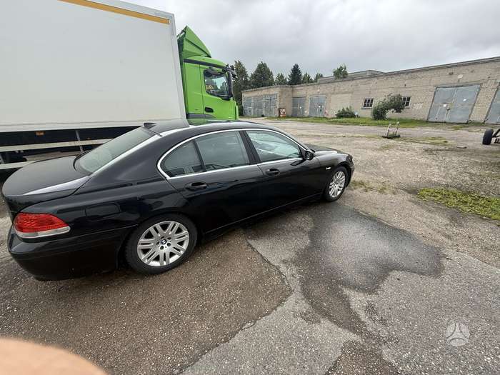 BMW 730, Седан
