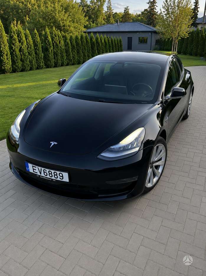 Tesla Model 3, Седан