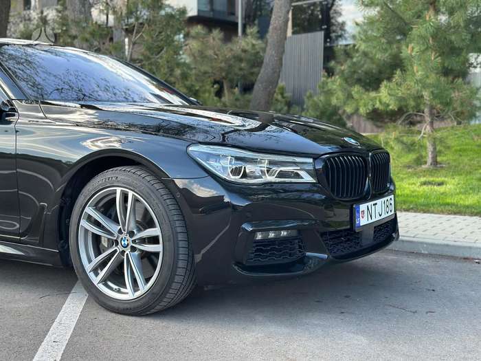 BMW 750, 4.4 l., Седан