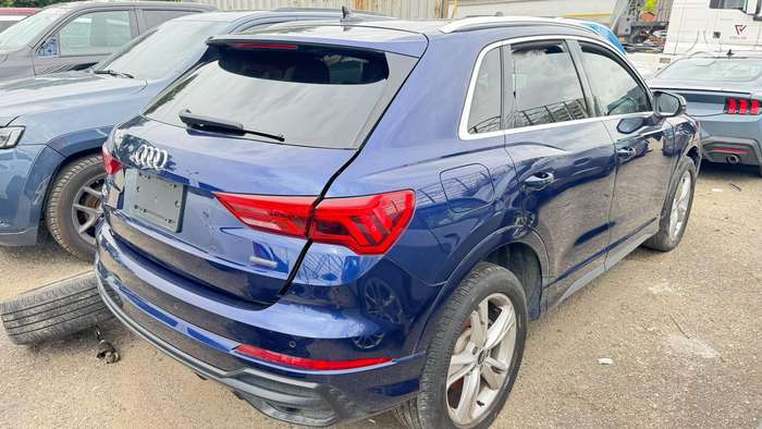 Audi Q3, 2.0 l., off-road / crossover