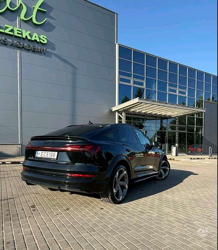 Audi e-tron S, off-road / crossover