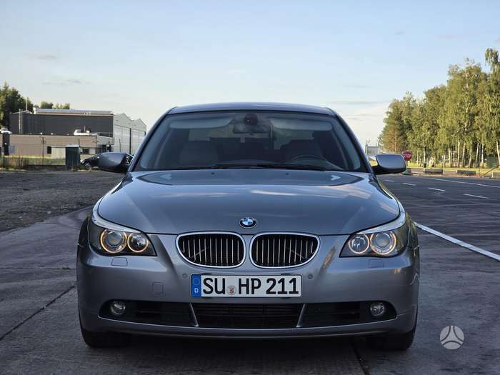 BMW 545, Седан