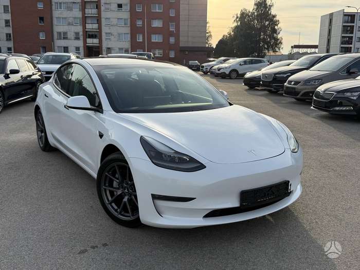 Tesla Model 3, Седан