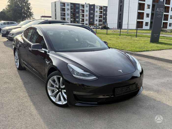 Tesla Model 3, sedanas
