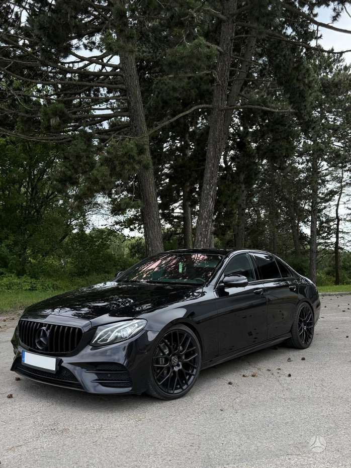 Mercedes-Benz E220, Седан