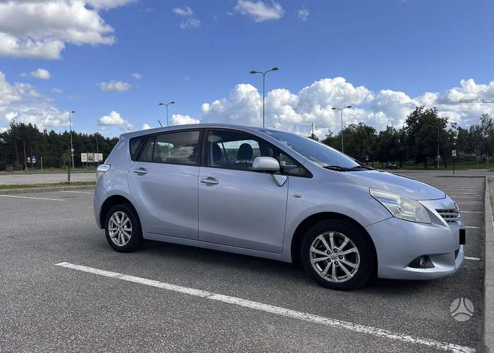 Toyota Verso, 2.0 l., Седан