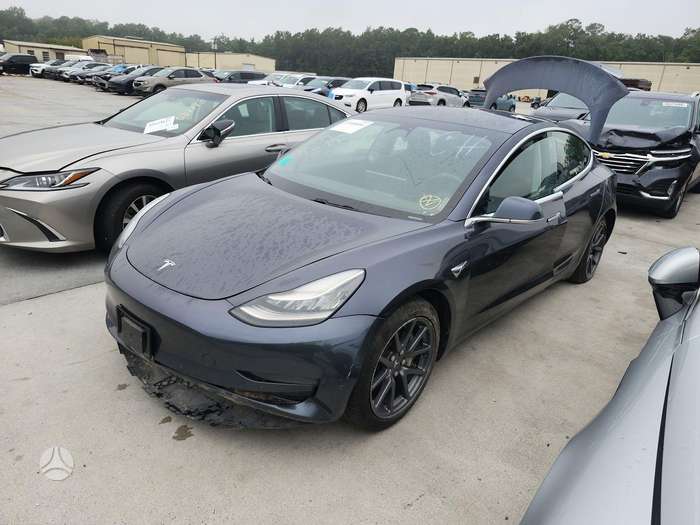 Tesla Model 3, sedanas