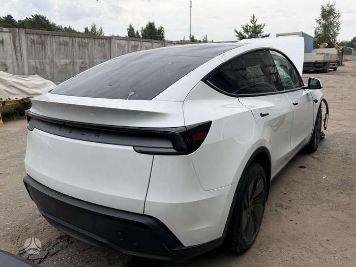 Tesla Model Y, 81 kWh, hatchback