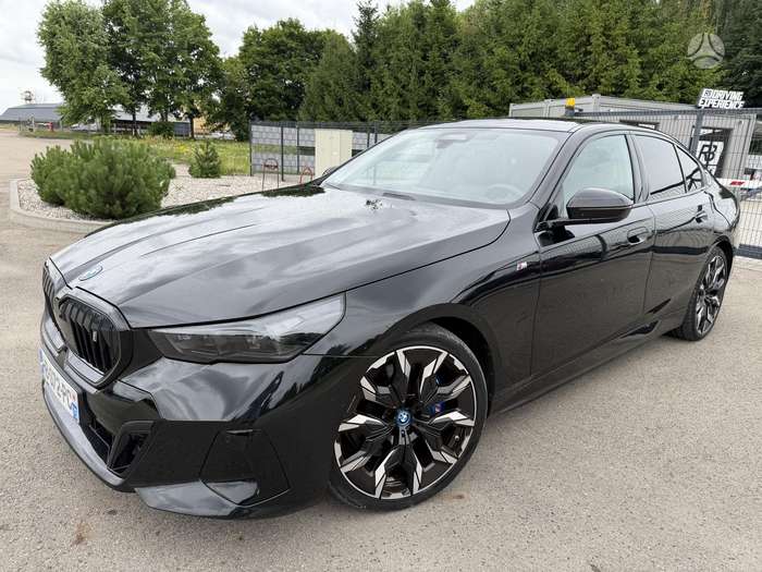 BMW i5, Седан